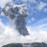 Vulcão entra em erupção na Indonésia e expele coluna de fumaça de 1,5 km