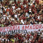 Torcida do Flamengo protesta em jogo contra o Corinthians: “Diretoria amadora”