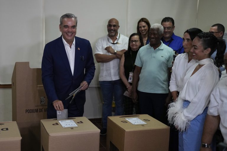 Abinader lidera votação presidencial na República Dominicana, apontam resultados