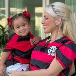 Karoline Lima e a filha posam com camisa do Flamengo para torcer por Léo Pereira em dia de jogo