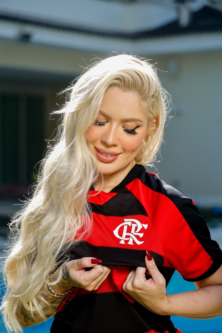 Karoline Lima posta foto pronta para jogo do Flamengo