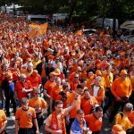 Torcida da Holanda forma “mar laranja” em dia de estreia na Euro