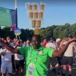 Voluntário empilha nove copos de cerveja na cabeça e diverte torcidas na Euro; veja