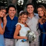 Elaine Mickely abre álbum de fotos do casamento de seu filho caçula com César Filho