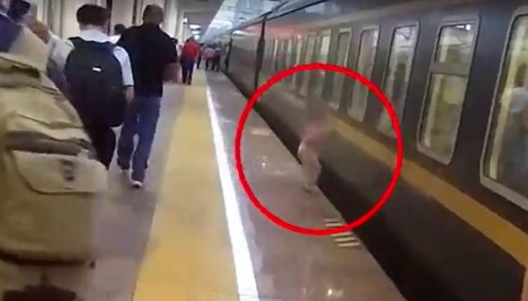 VÍDEO: policial salva criança de três anos que caiu entre trem e plataforma; resgate levou menos de 20 segundos