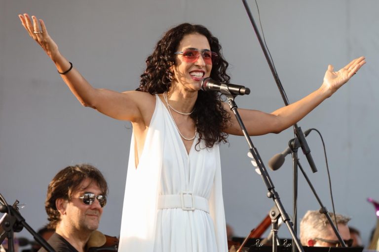 Marisa Monte arrasta multidão a show gratuito na USP: ‘Comunhão entre arte, educação e solidariedade’
