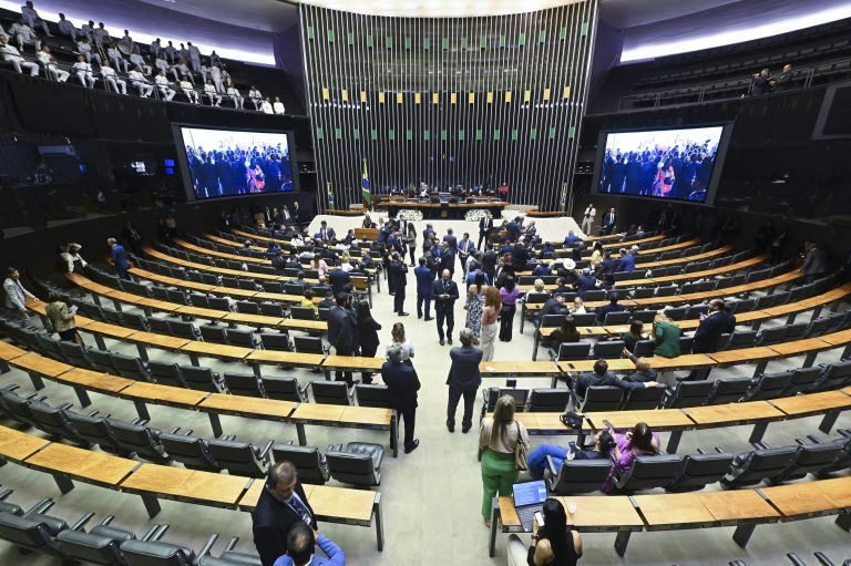 Com parlamentares no São João, Congresso terá semana esvaziada