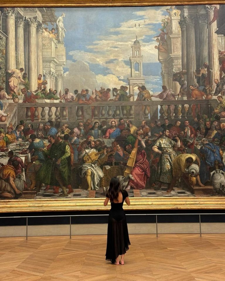 Kendall Jenner visita museu do Louvre descalça à meia-noite