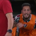 Em derrota do Fluminense, Felipe Melo empurra assessor do Atlético-GO, e Guga dá tapa em câmera; veja
