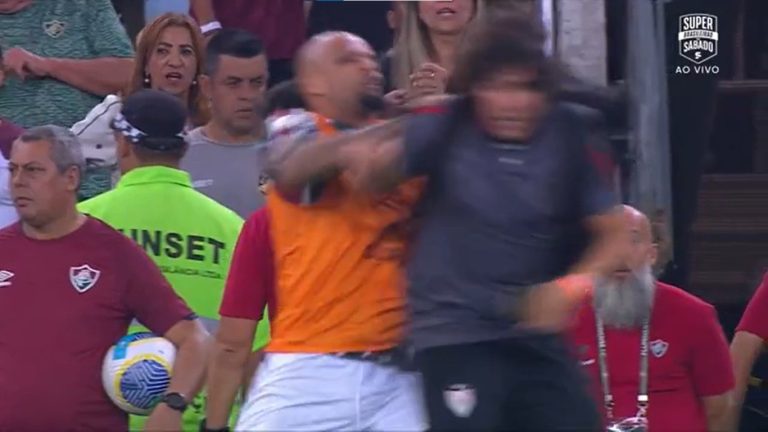 Felipe Melo se irrita e empurra assessor imprensa do Atlético-GO pela costas; assista ao vídeo