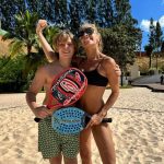 Adriane Galisteu registra dia de beach tennis com o filho, Vittorio